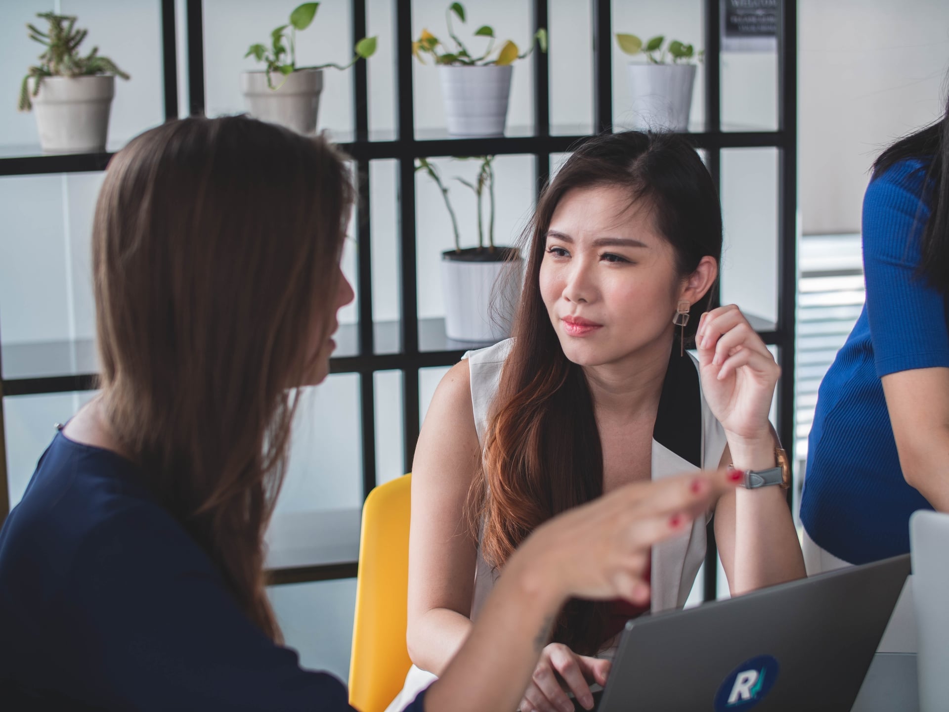 I colleghi discutono del lavoro in ufficio