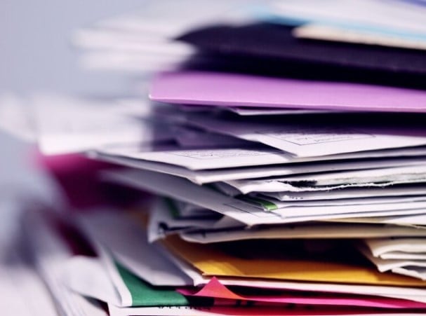 Pila desordenada de documentos y papeles