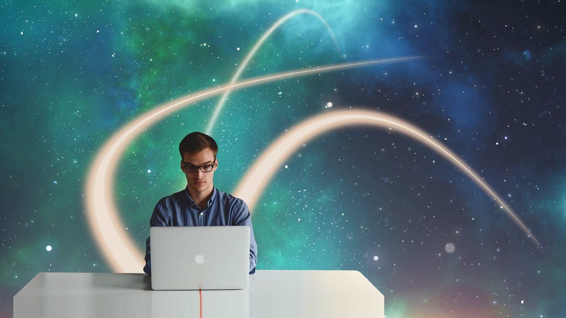 Bild eines Mannes mit Brille an einem Laptop mit einem Hintergrund aus Raum und Linien, die in die Tiefe der Möglichkeiten führen