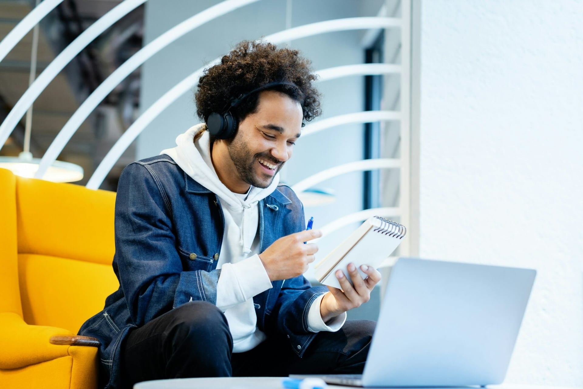 Transform project management for the better with AI agents.