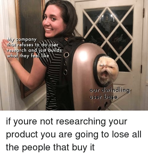 Meme einer lächelnden Frau mit ihrer Katze in einem Rucksack, in dem sie sich nicht wohlfühlt