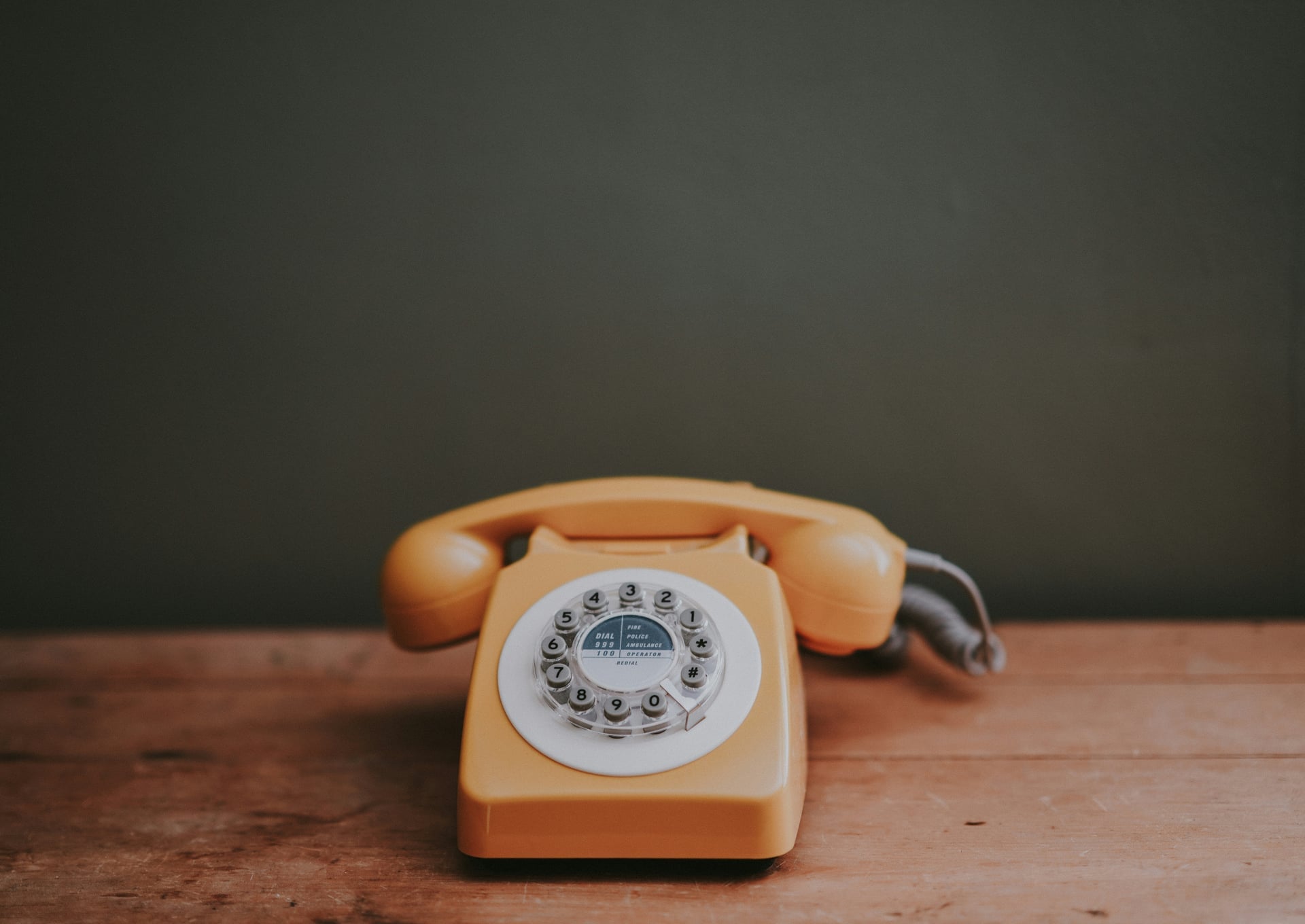 telefone de discagem antigo para ilustrar a chamada fria ai