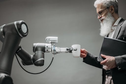 人間とロボット。