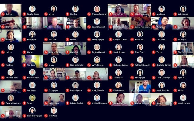 Google Meet z widokiem siatki w rozszerzeniu Chrome