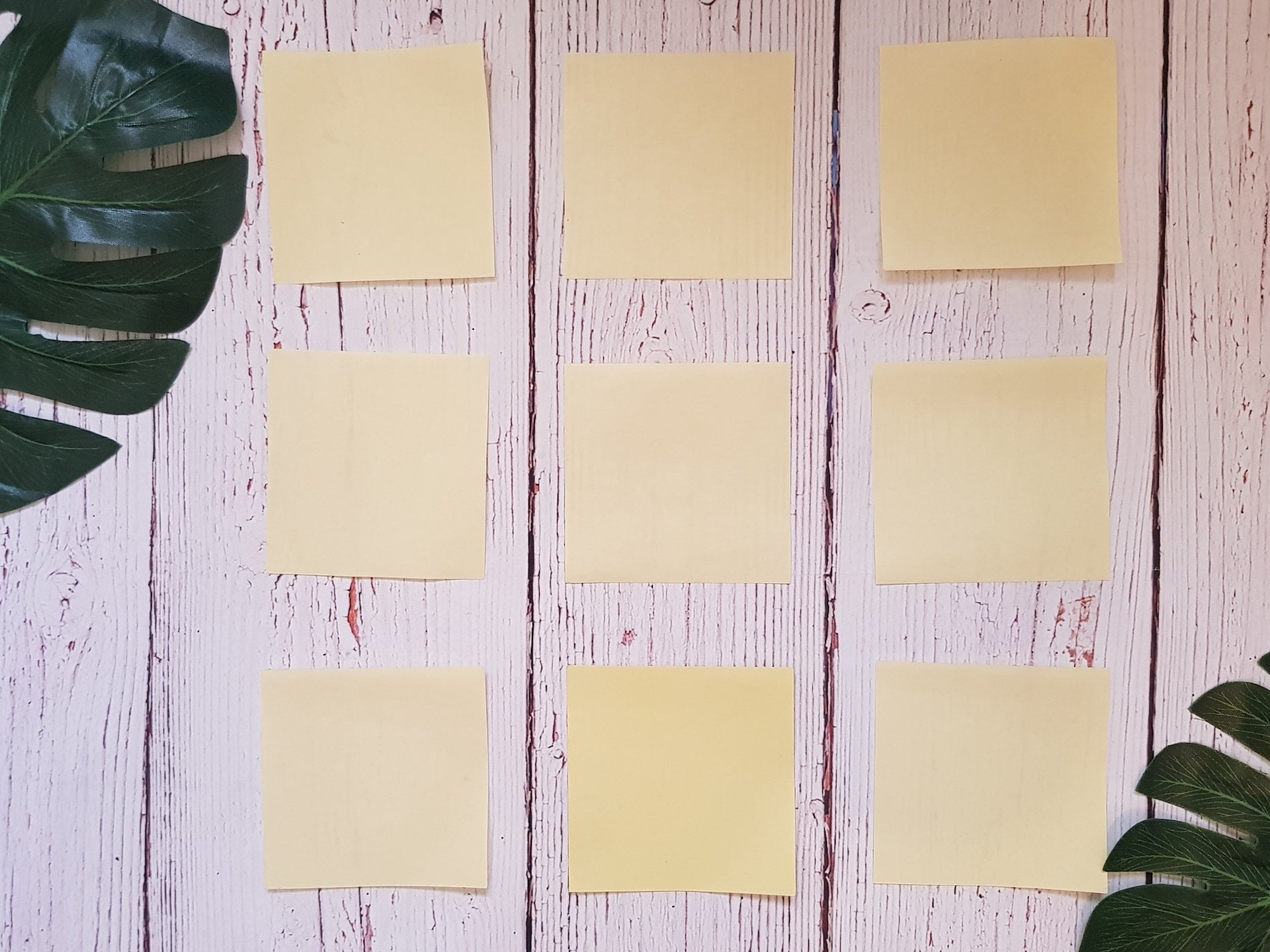 Bild von Post-it-Zetteln an einer Wand zur Darstellung der Kartensortierung