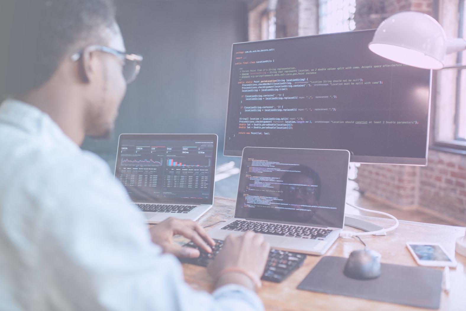 Un homme suit un cours sur comment créer un agent IA