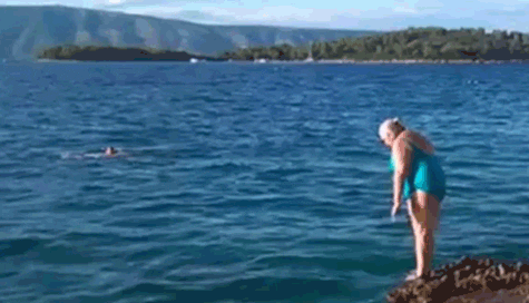 Пожилая женщина неуклюже ныряет в воду